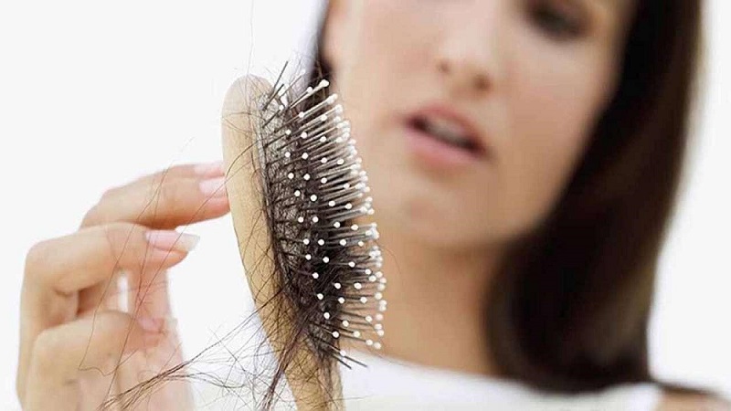 Sử dụng dầu gội kích thích mọc tóc giúp cải thiện tình trạng tóc thưa, rụng nhiều.